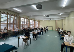 Uczniowie klas ósmych czekają na próbny egzamin.